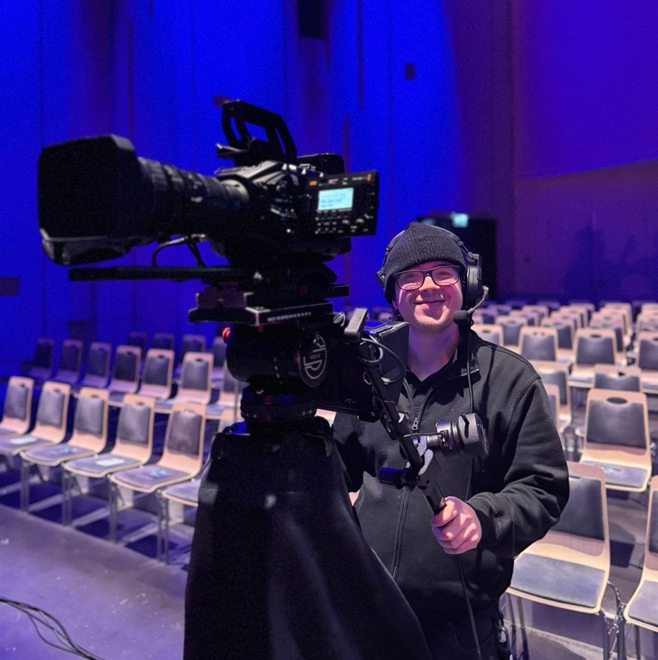 Sarah Bakkers achter een studiocamera